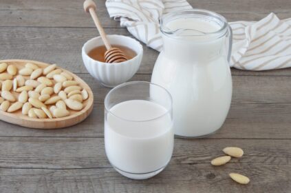Come preparare un buonissimo latte di mandorla in casa: la ricetta