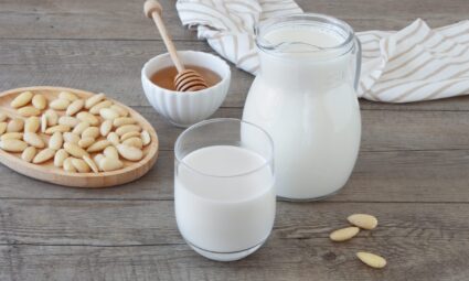 Come preparare un buonissimo latte di mandorla in casa: la ricetta