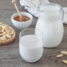 Come preparare un buonissimo latte di mandorla in casa: la ricetta